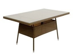Τραπέζι ορθογώνιο εξωτερικού χώρου από μέταλλο με γυαλί στην επιφάνεια και rattan wicker με διάσταση 120x80x77cm σε καφέ χρώμα.
