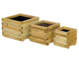 Γλάστρα ξύλινη σε σχήμα τετράγωνο με διάσταση 50x50xΥ37cm σε φυσική απόχρωση ξύλου. 
