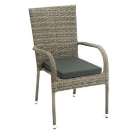 Καρέκλα μεταλλική με rattan wicker με διάσταση 55x64x93cm σε γκρι χρώμα με μαξιλαράκι καθίσματος.
