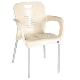 Πολυθρόνα καρέκλα εξωτερικού χώρου από πλαστικό με διάσταση 80x50x60cm σε μπεζ χρώμα.