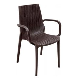 Πολυθρόνα καρέκλα εξωτερικού χώρου από πολυπροπυλένιο με διάσταση 44x50x88cm σε καφέ χρώμα.