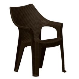 Πολυθρόνα καρέκλα εξωτερικού χώρου από πλαστικό με σχέδιο rattan με διάσταση 51x61x84cm σε καφέ χρώμα.