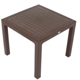Τραπέζι εξωτερικού χώρου από πολυπροπυλένιο με διάσταση 80x80x74cm σε καφέ χρώμα.